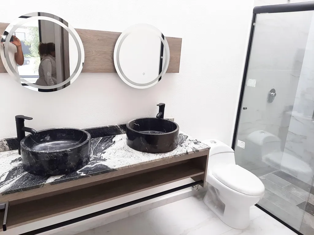 baño con terminados en marmol