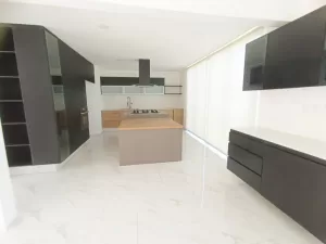 cocina integral con barra de granito