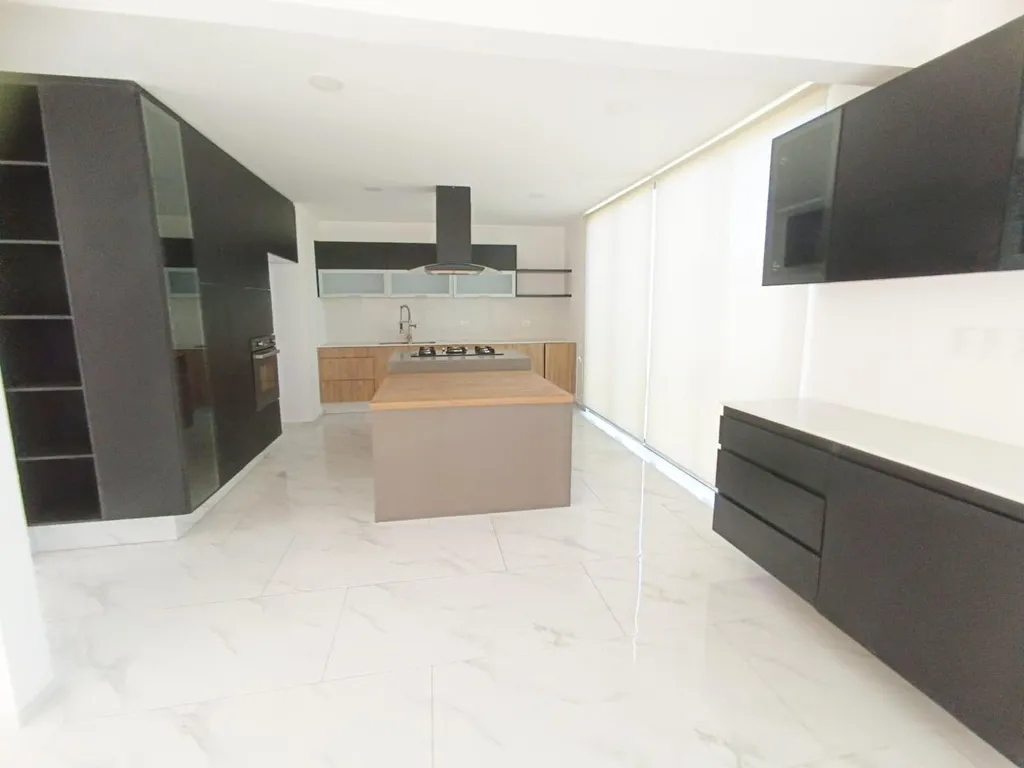 cocina integral con barra de granito