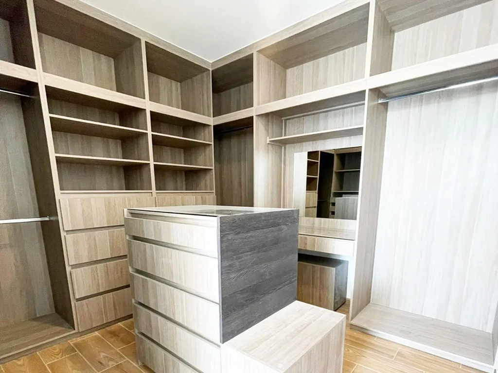 vestidor principal amplio