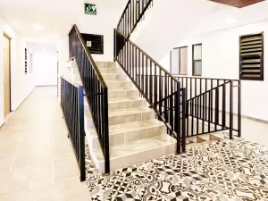 acceso por elevador o escaleras