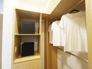 vestidor y closet muy amplios
