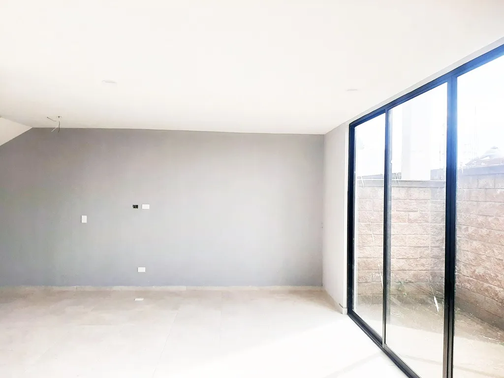 amplia sala comedor con jardín