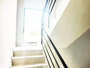 escaleras con iluminación natural