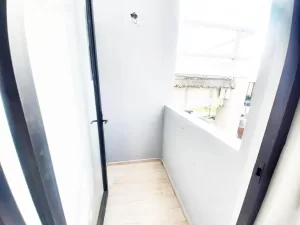 recamara con pequeño balcón