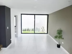 amplia sala comedor con mucha iluminación