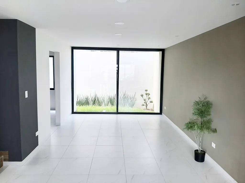 amplia sala comedor con mucha iluminación