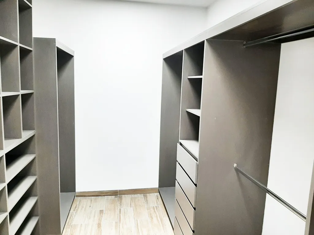 vestidor amplio con iluminación natural