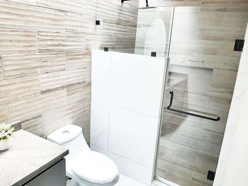 baño completo con terminados de lujo