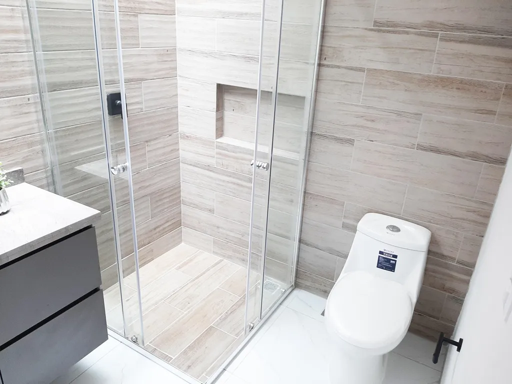 baños con cancel de cistal templado