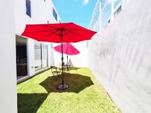 amplio jardín privado