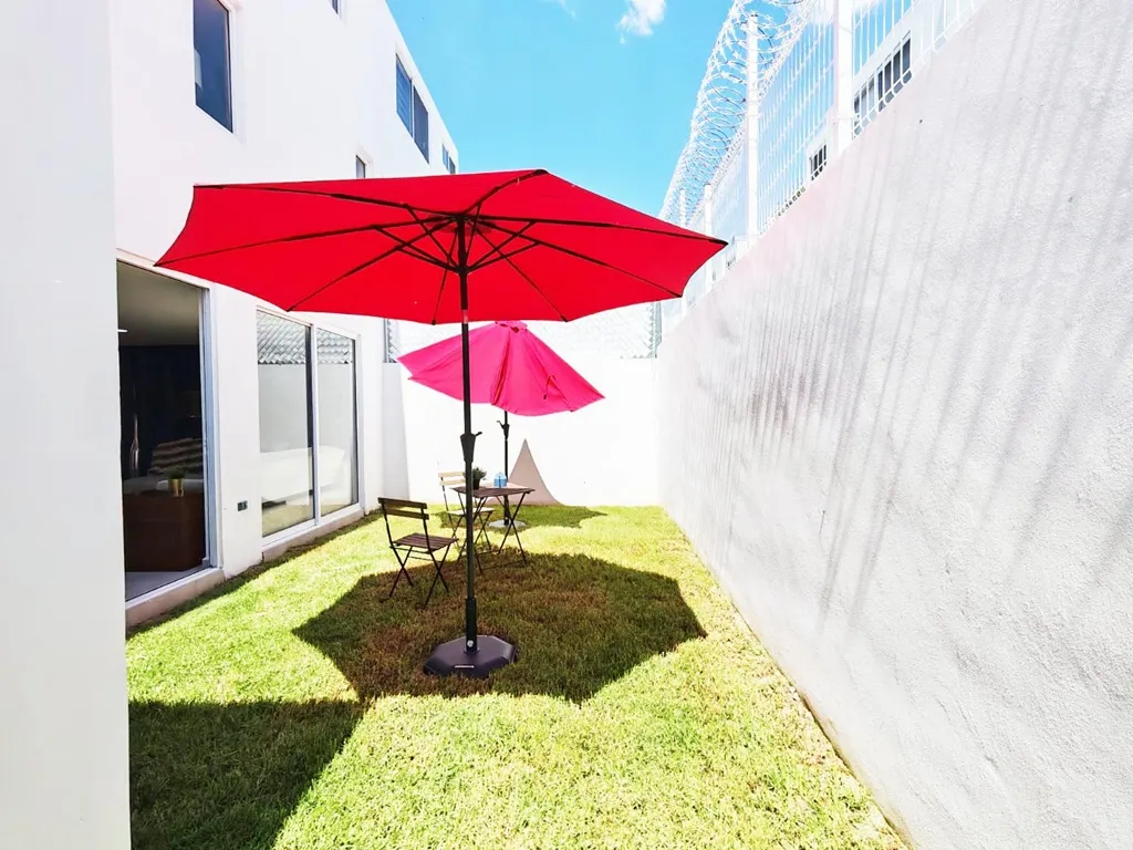 amplio jardín privado