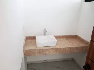 baño con placa de marmol