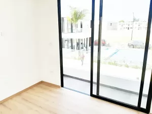 recamara con vista a la alberca