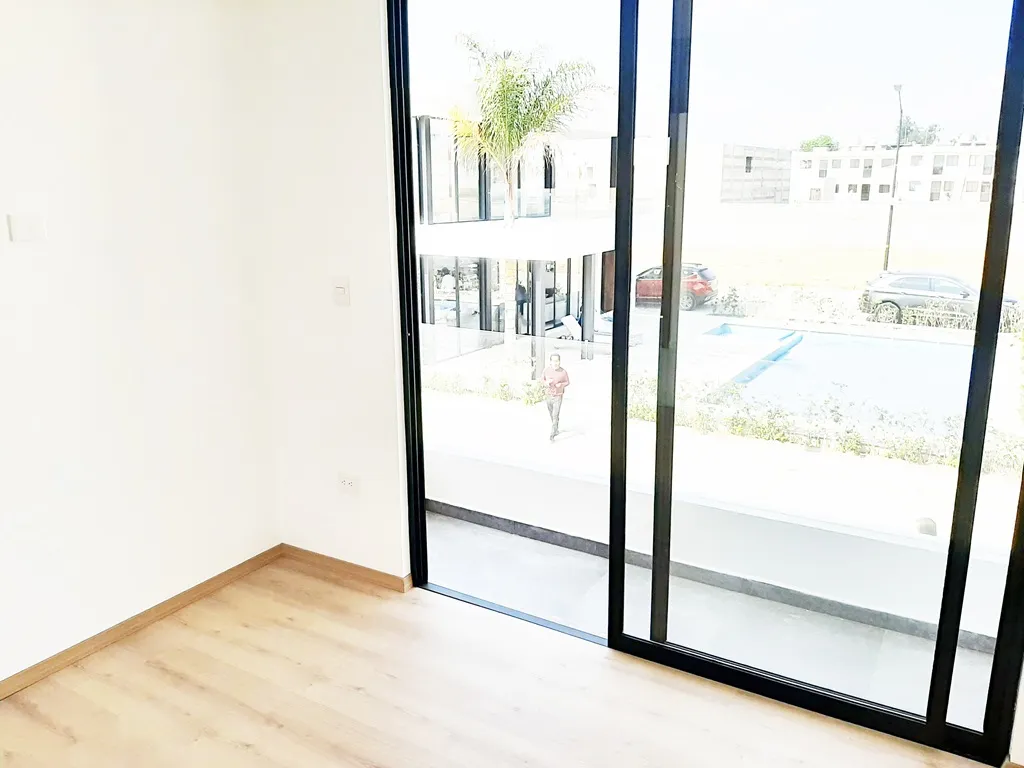 recamara con vista a la alberca