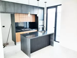 cocina integral con barra de granito