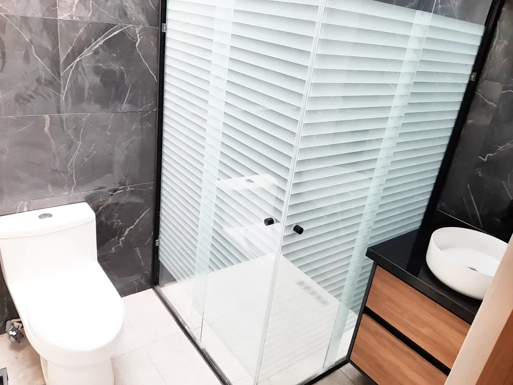 baño completo con cristal templado