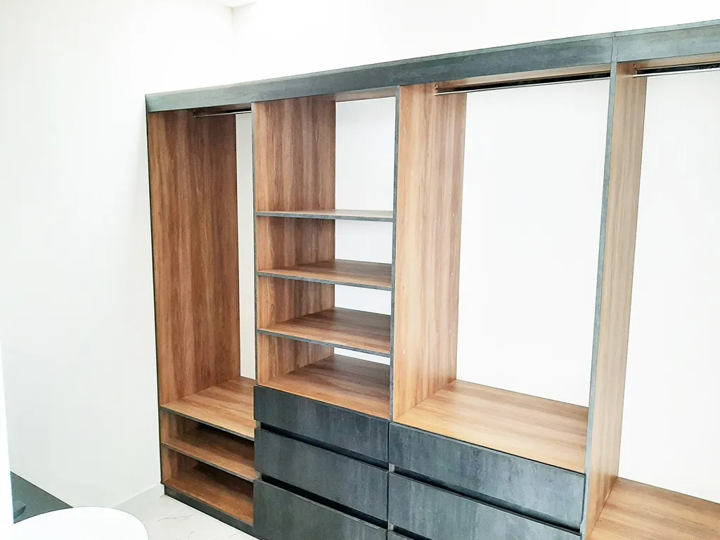 vestidor muy amplio de madera