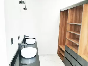 baño con barra de granito y doble lava manos