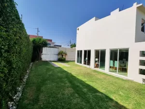 jardín y cochera para 6 autos