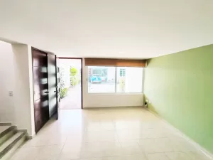 sala con iluminación natural