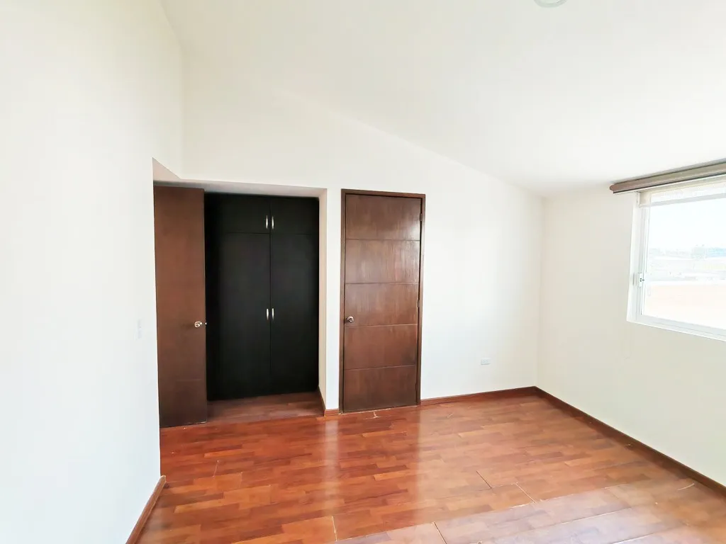 recamara principal con vestidor y baño completo