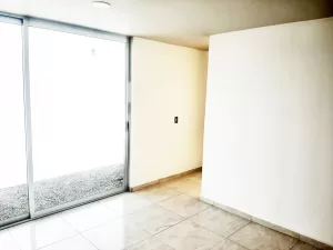 amplio recibidor con vista al jardín