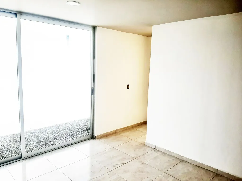 amplio recibidor con vista al jardín