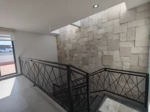 casa de 3 pisos con amenidades