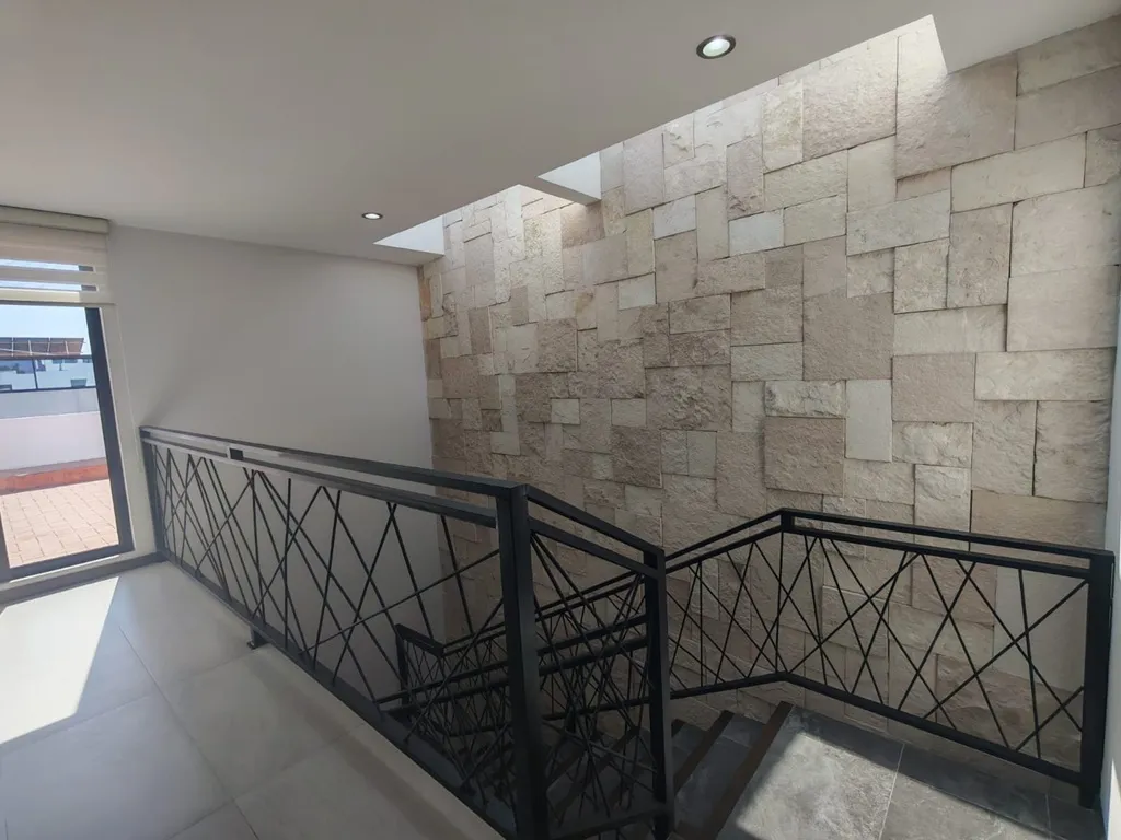 casa de 3 pisos con amenidades