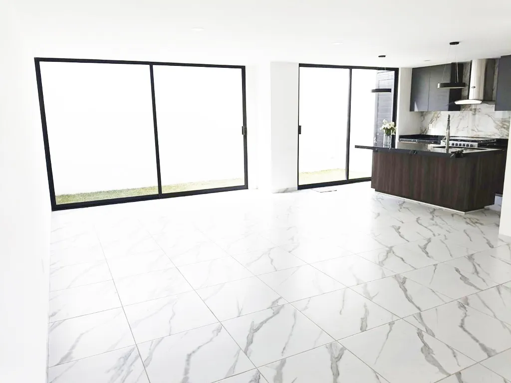 amplia sala comedor con vista al jardín