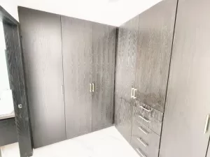 closet de madera amplios