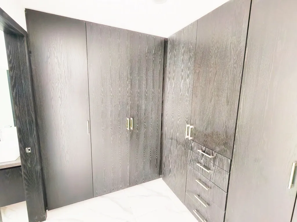 closet de madera amplios
