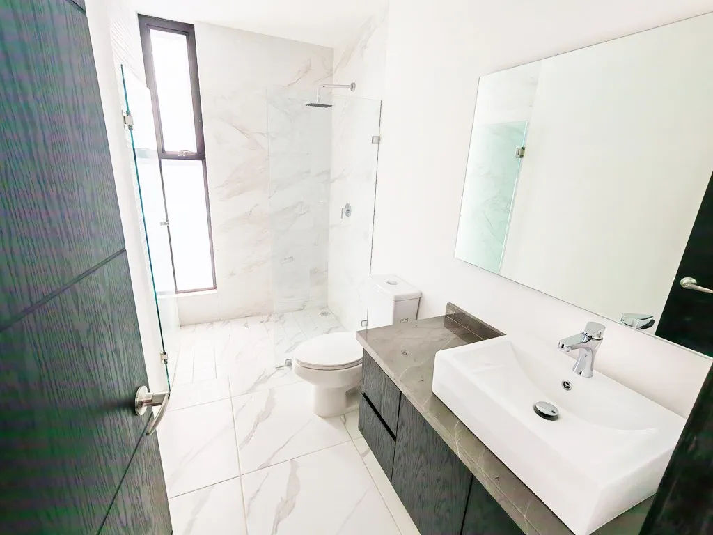 baños con terminados de lujo muy amplios