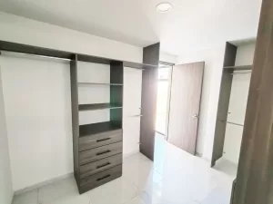vestidor amplio e iluminado