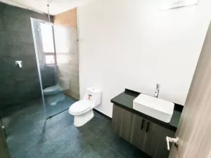 baño completo con marmol