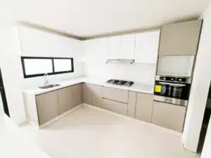 hermosa cocina integral con barra de granito y equipada