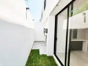 hermoso jardín con vista desde la sala y comedor