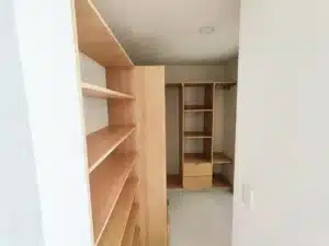 vestidor principal de madera muy amplio