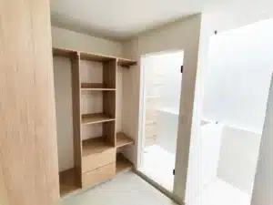 área de vestidor y baño con magnifica iluminación natural