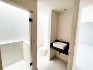 la casa cuenta con baños con terminados de lujo