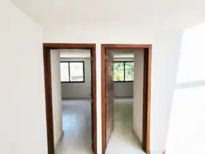 2 recamaras secundarias con closet de madera cada una