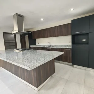 cocina de lujo equipada lista para disfrutar la vista al jardín