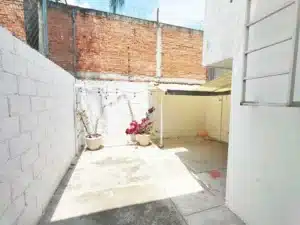 patio trasero amplio con área de lavado y tendido