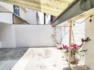 área de lavado con lamina para cubrirse del sol