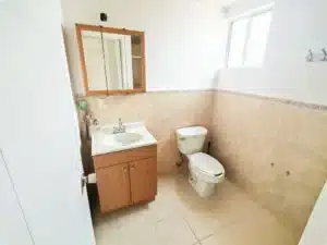 la casa cuenta con 3 recamaras y 2 baños completos