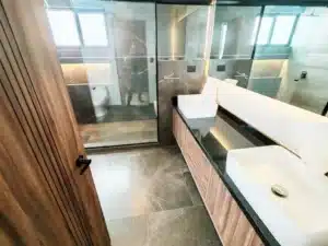 Angelópolis Foresta 64 baño principal con doble lavabo