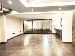 Angelópolis Foresta 64 sala comedor doble altura con vista al jardín