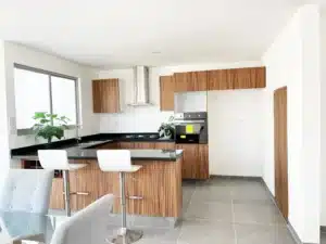 Duero Residencial cocina integral de diseñador, equipada y con barra de granito