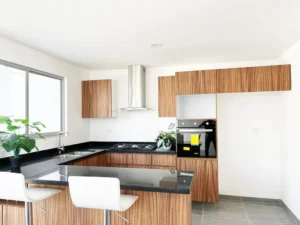 Duero Residencial cocina integral con barra de granito en color negro equipada